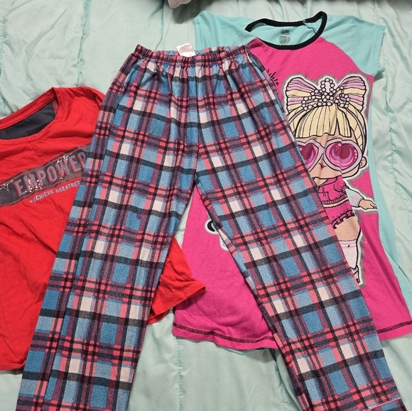 girls size 10-12 clothing bundle of 3, pajamas and a t-shirt - Picture 4 of 8